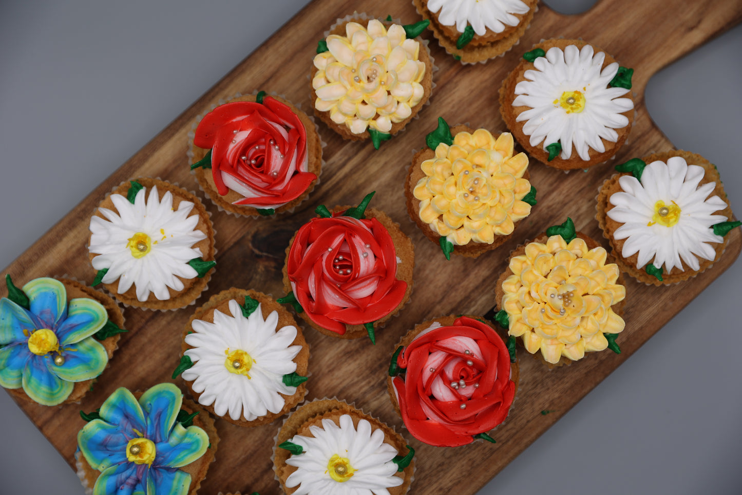 Mignon Vanilla Cupcakes with Flowers (24 pieces)