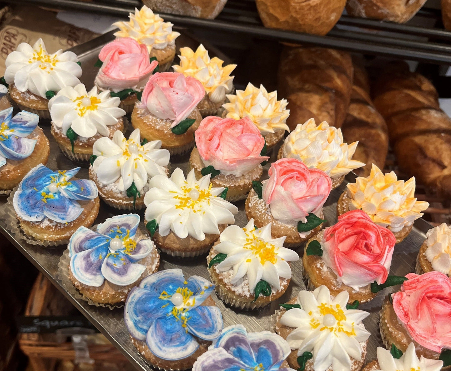 Mignon Vanilla Cupcakes with Flowers (24 pieces)